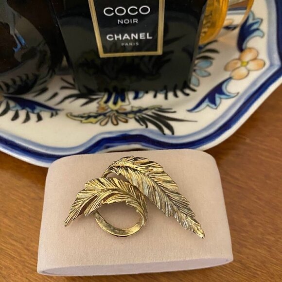 Vintage Gold Leaf Swirl Brooch Made in Taiwan - Picture 1 of 3